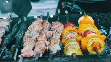 烤鱼、肉和蔬菜烤在烤架上。 街头美食，快餐，街头小吃，美味可口